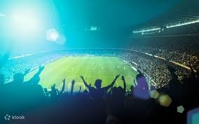 2020 赛季：道奇队在 Arlington 隔离赛区捧起奖杯，球员与家人隔空庆祝